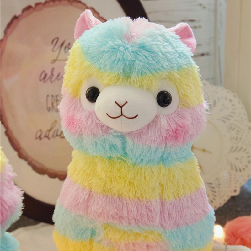 Kleurrijke regenboog-alpaca knuffeldier, een vrolijk en zacht cadeau voor baby's en peuters.