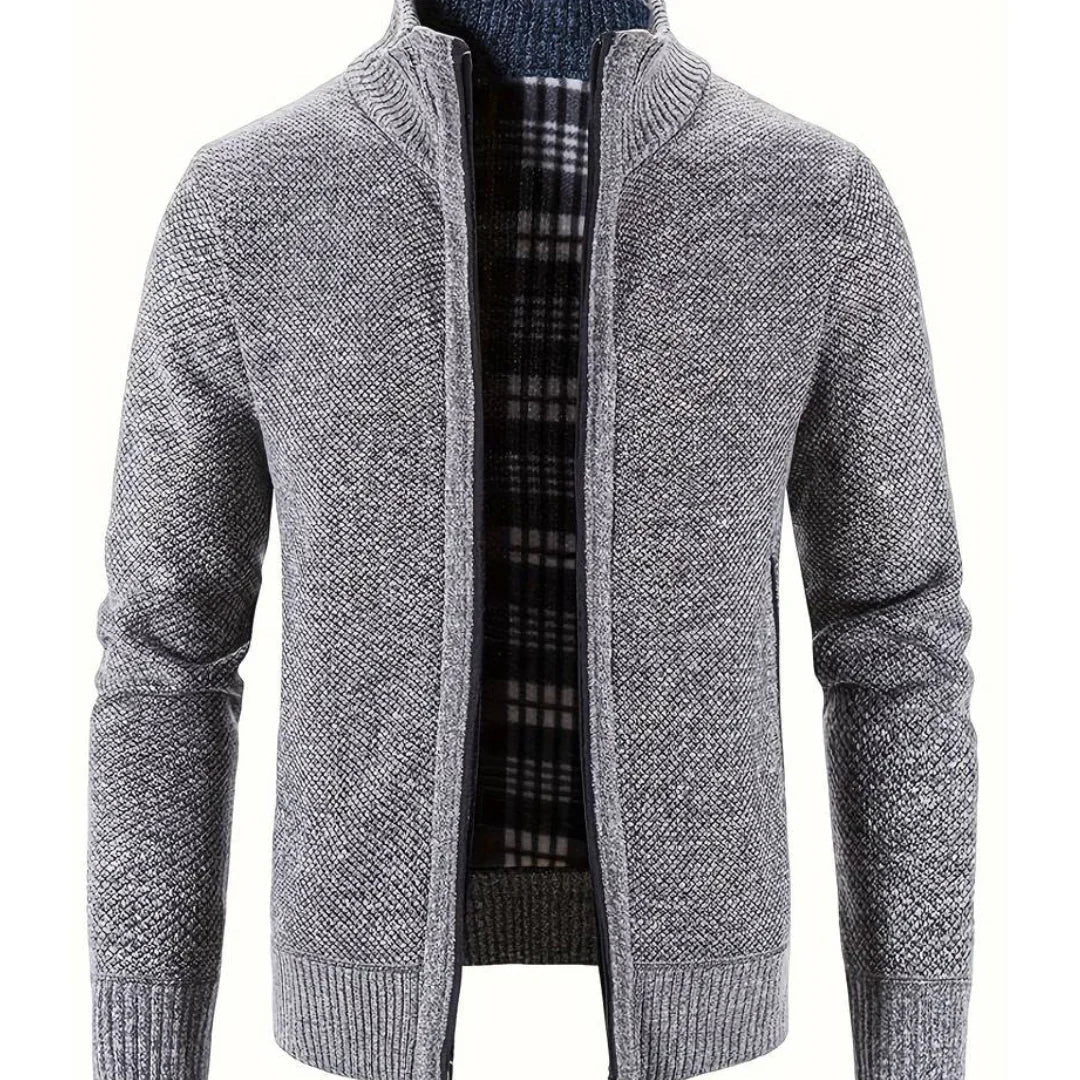 Donkergrijs gebreid herenvest, modern en comfortabel, essentiële herenkleding voor koelere dagen.