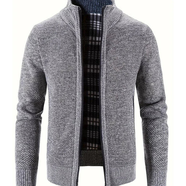 Donkergrijs gebreid herenvest, modern en comfortabel, essentiële herenkleding voor koelere dagen.