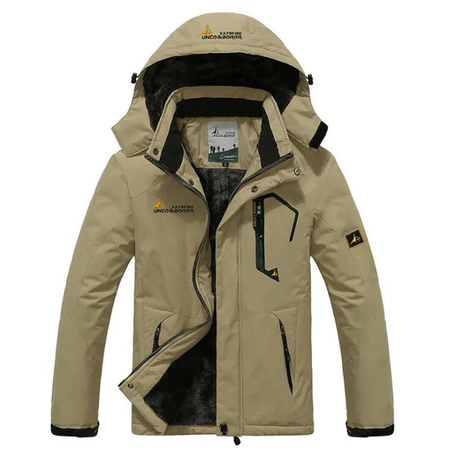 Man draagt een warme, winddichte heren winterparka buiten, voor comfort en stijl in koude omstandigheden.