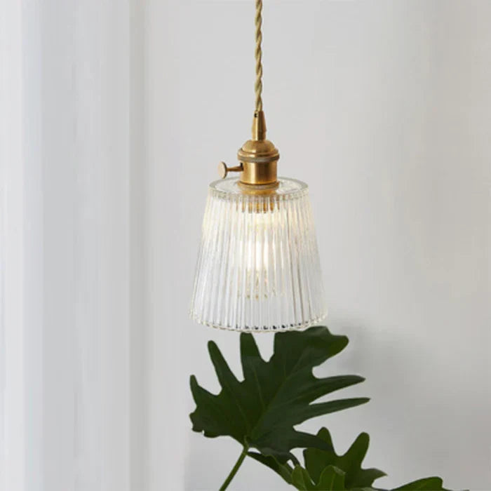 Industriële design hanglamp van glas; transparante eetkamerlamp met warme gloed.
