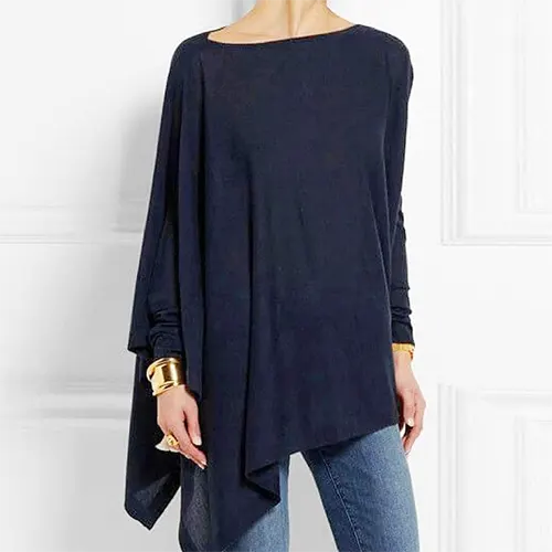 Model draagt stijlvolle damesblouse met lange mouwen, ideaal voor een professionele zakelijke outfit.