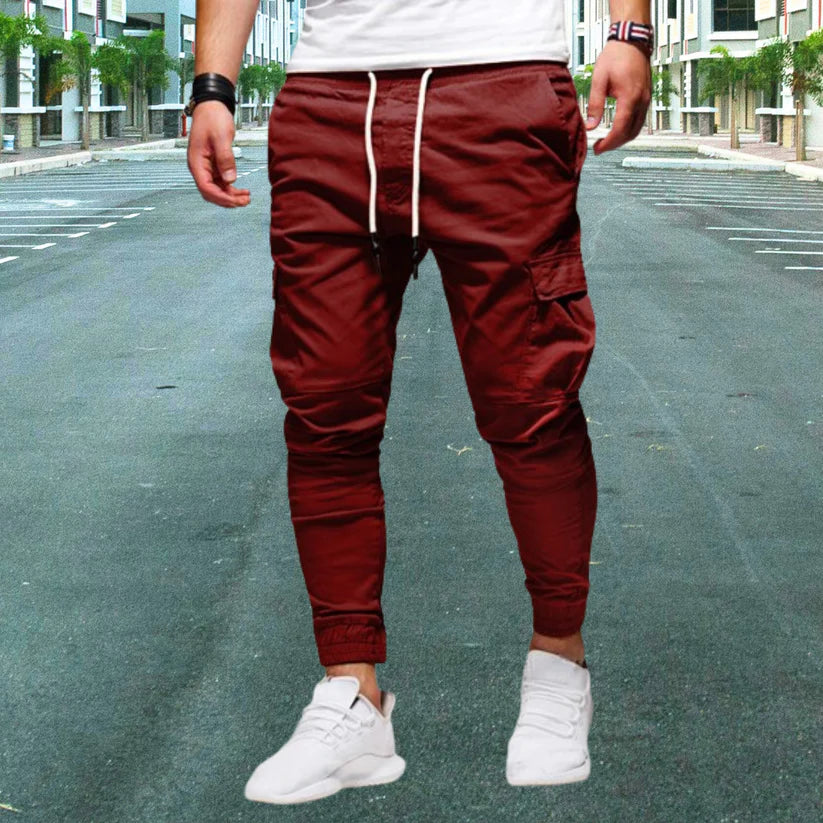 Model draagt stijlvolle heren cargobroek met losse pasvorm voor dagelijks comfort en streetwear look.