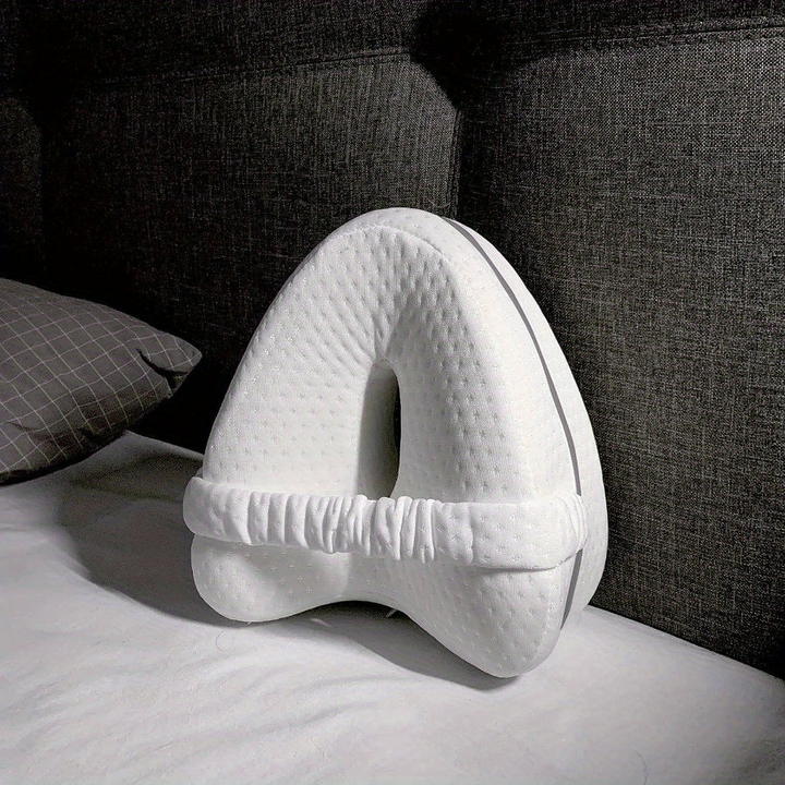 Pijnverlichtend kniekussen van memory foam. Biedt comfort, stabiliteit en gewrichtsondersteuning tijdens slaap.