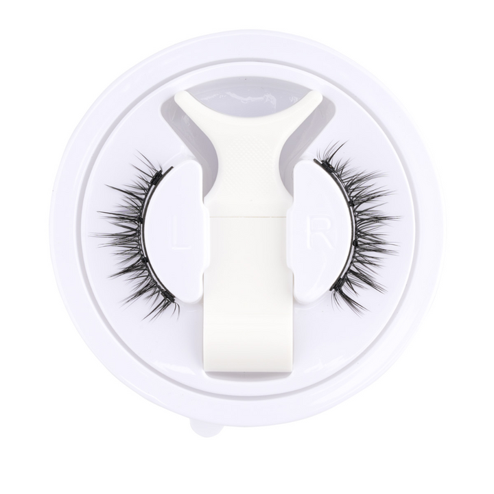 Detail van lange, volle magnetische nepwimpers voor dames, ideaal voor een glamour make-up look zonder lijm of gedoe.
