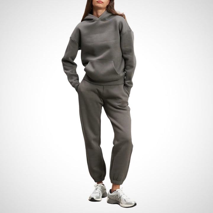 Zacht katoenen dames trainingspak. Een comfortabel joggingpak met hoodie en broek, ideaal voor sport en ontspanning.