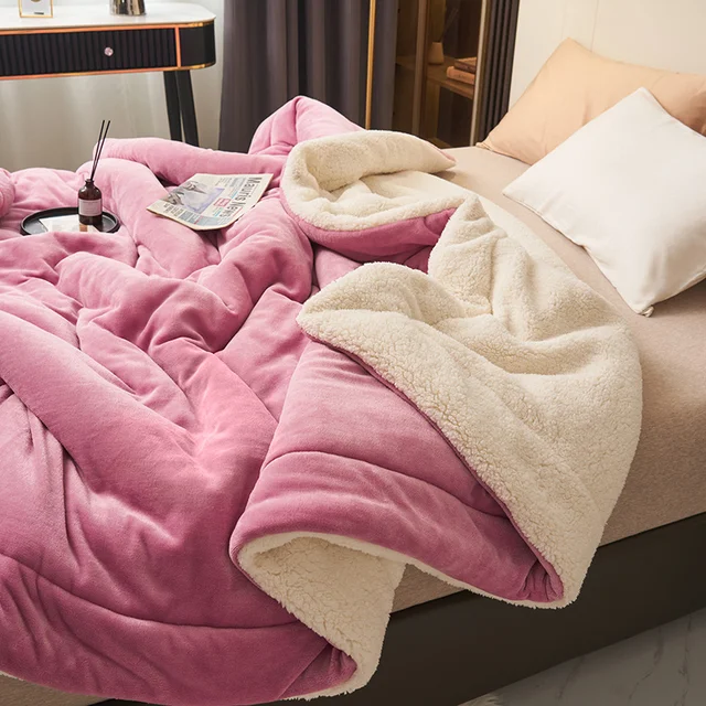 Kind knuffelt met de SoftHug zachte fleecedeken, perfect voor warmte en comfort in huis.
