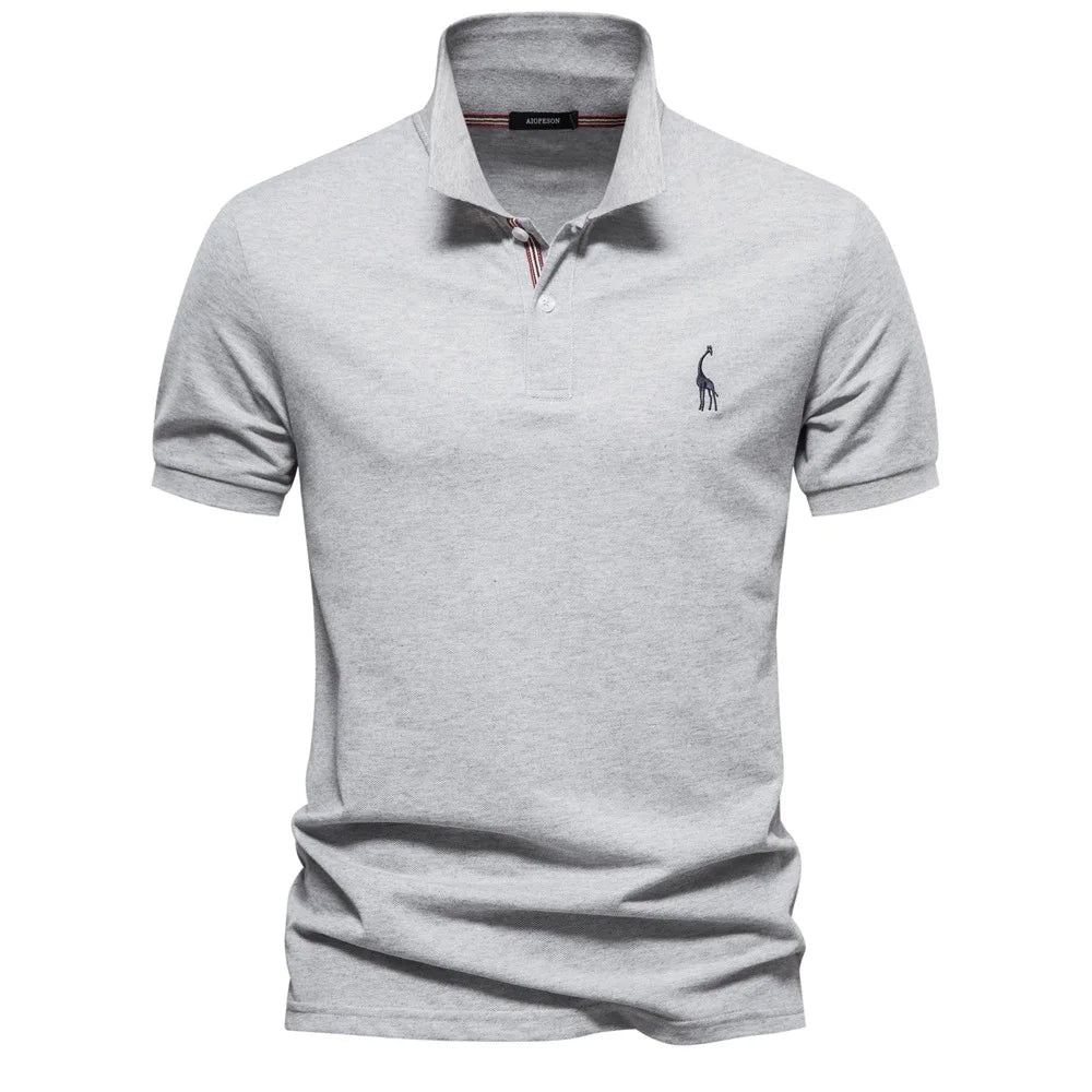 Stijlvolle herenpolo met subtiel geborduurd hert; comfortabele herenmode voor casual en smart casual looks.