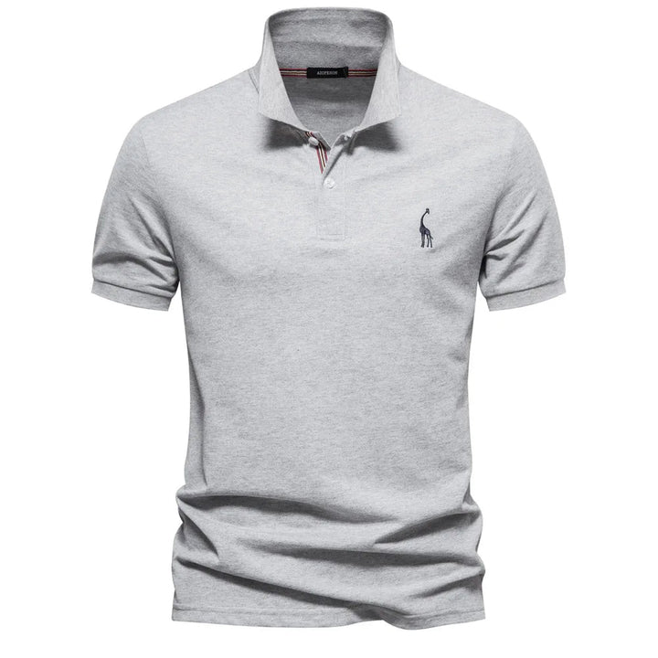 Stijlvolle herenpolo met subtiel geborduurd hert; comfortabele herenmode voor casual en smart casual looks.