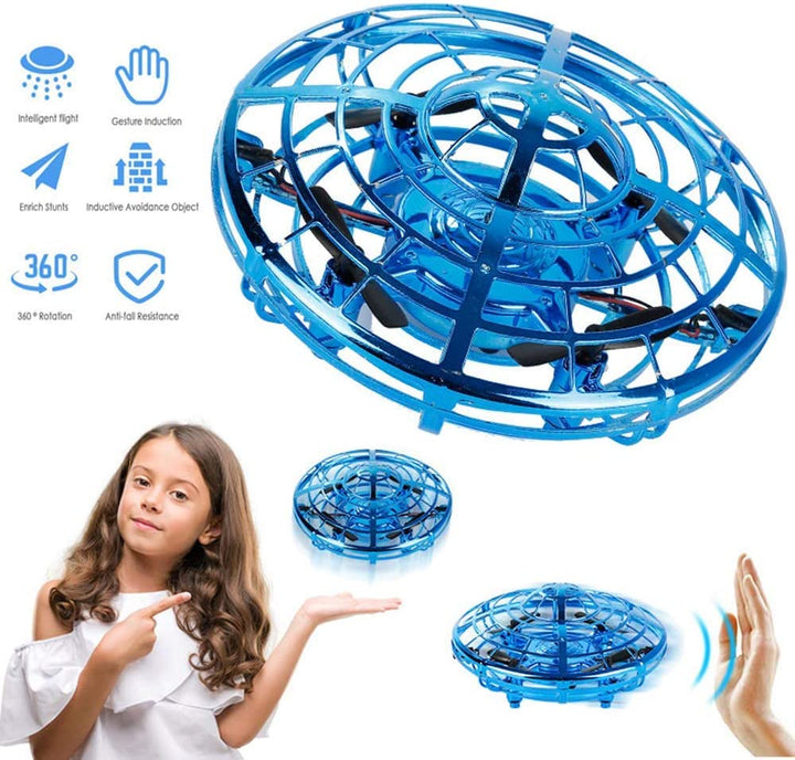 Kind lacht terwijl het de infrarood gestuurde minidrone binnenshuis veilig laat vliegen met handbesturing.