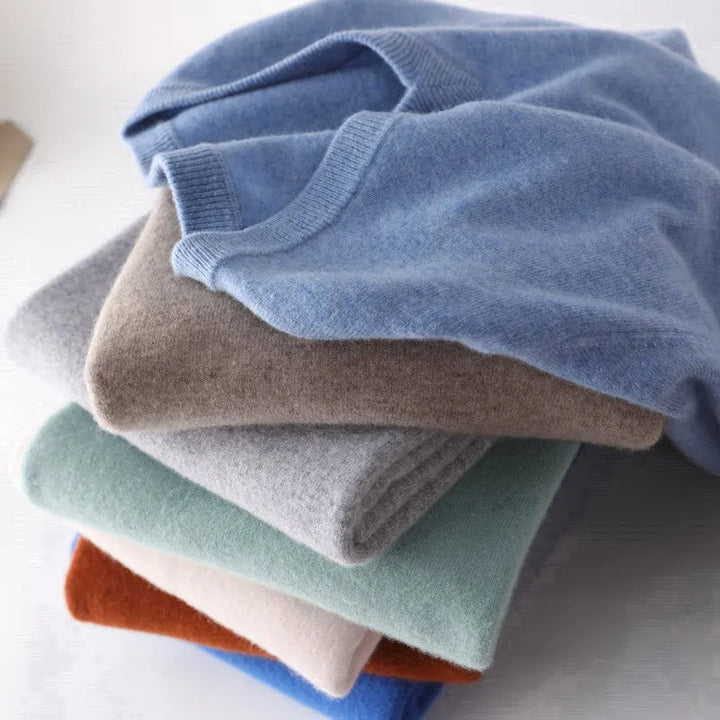 Meerkleurige heren V-hals trui, ideaal voor casual mode. Comfortabele kleding met een stijlvolle, klassieke look.