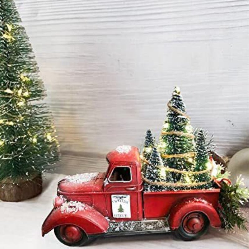 Vintage rode vrachtwagen van hars, perfecte kerstdecoratie met kerstboom voor een nostalgische touch.