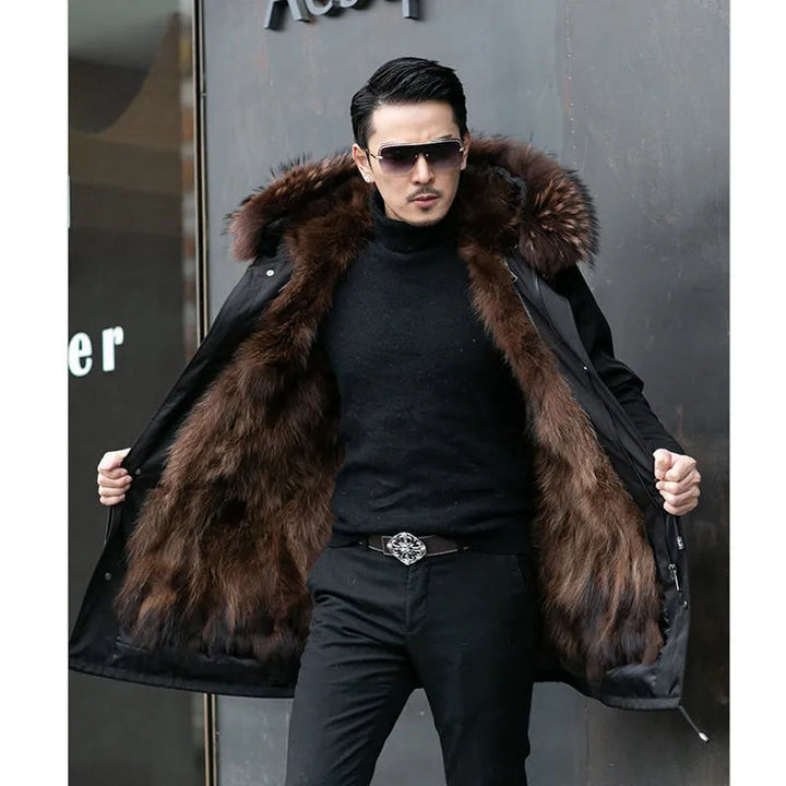 Modieuze heren winterjas met capuchon en praktische zakken. Stijlvolle bovenkleding voor de winter.