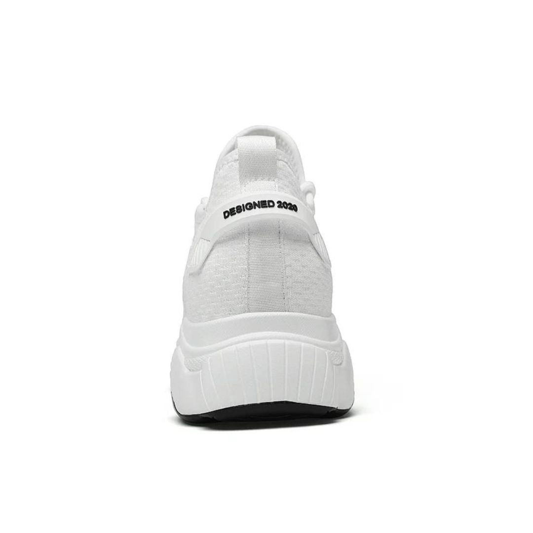 Zwarte MaxLift Boost sneakers voor heren gedragen door een man. Elegante, comfortabele en moderne herenschoenen.