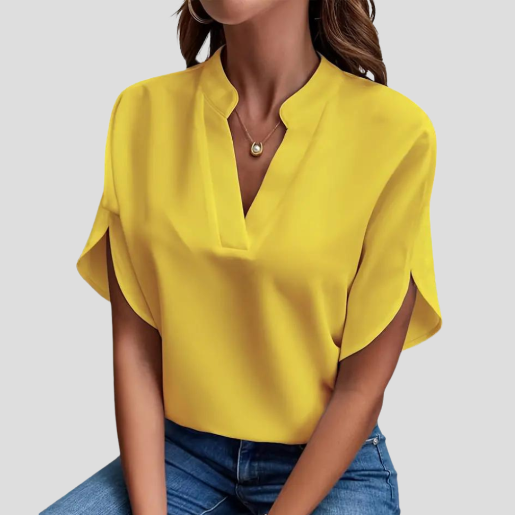 Comfortabele lichte damesblouse met korte mouwen en V-hals. Ideale zomer- en lente top voor dagelijks gebruik.