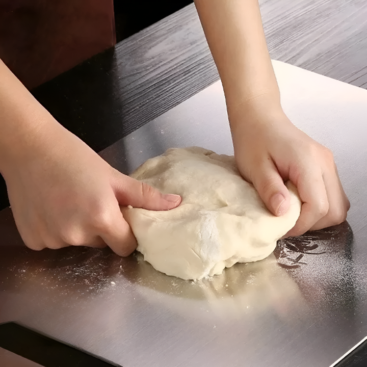 Veilige en eco-bewuste titanium snijplank. Ideaal voor hygiënisch snijden van voedsel en duurzaam in de keuken.