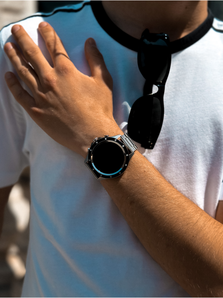 Moderne heren smartwatch, een stijlvol digitaal polshorloge dat technologie en elegantie combineert.