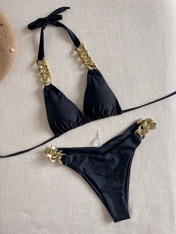 Trendy dames bikini set met flatterend design, uitgevoerd in blauw en zwart voor de zomer.