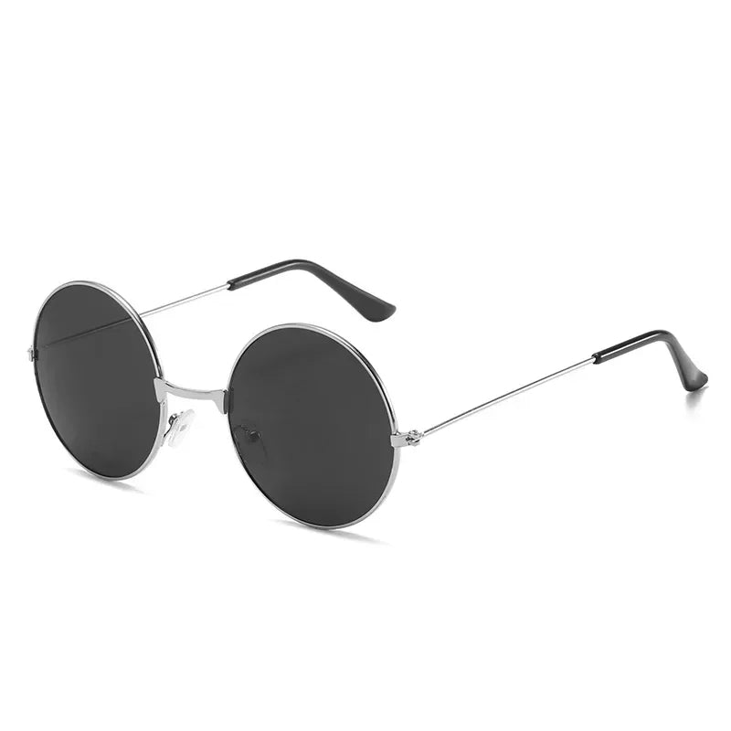 Essentiële zomer accessoire: Unisex zonnebril met ronde glazen en optimale UV400 bescherming tegen schadelijke stralen.