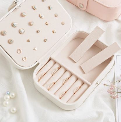 Gesloten juwelendoos voor dames, met beschermende voering en veilige sluiting voor kostbare sieraden.