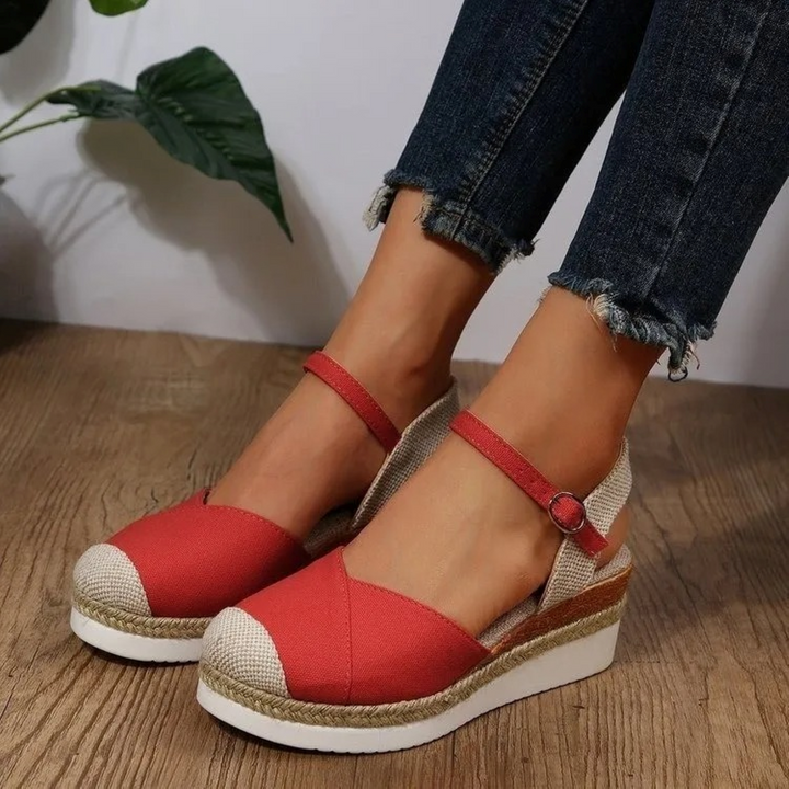 Dames sandalen Isabelle met gesloten teen en orthopedisch voetbed, voorzien van gespsluiting voor ultiem comfort.