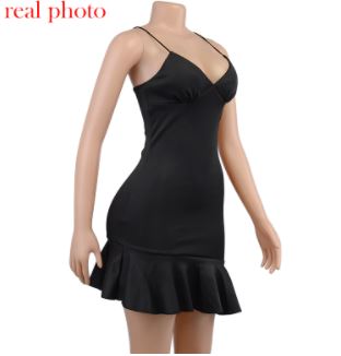 Trendy dames zomerjurk met V-hals en vrouwelijke ruches, ideaal als strandjurk of feestjurk.