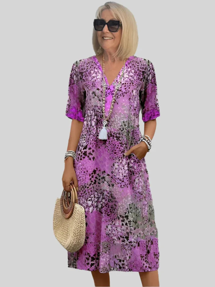 Prachtige vintage printjurk voor dames met kanten details en v-hals. Luchtige polyester zomerjurk, boho stijl.