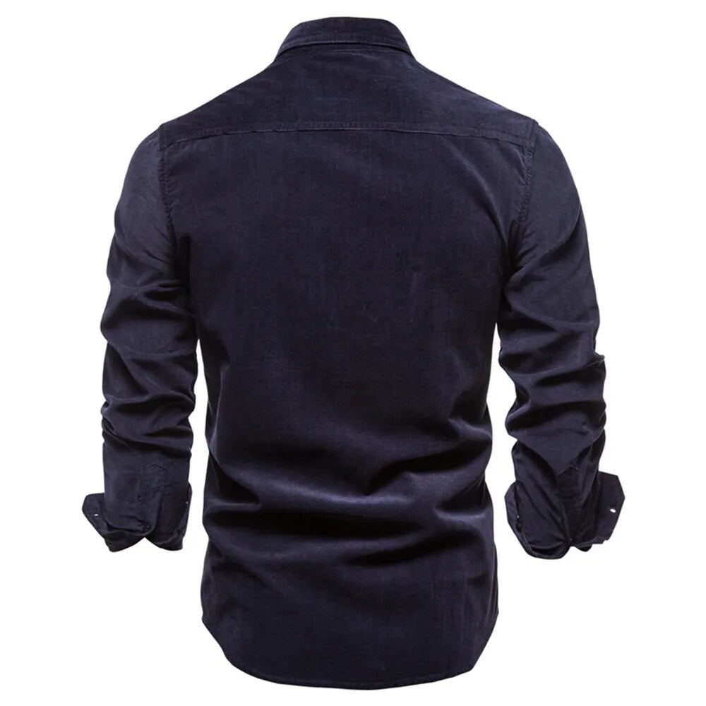 Warm olijfgroen corduroy heren overhemd, stijlvol voor de herfst en dagelijkse kleding.
