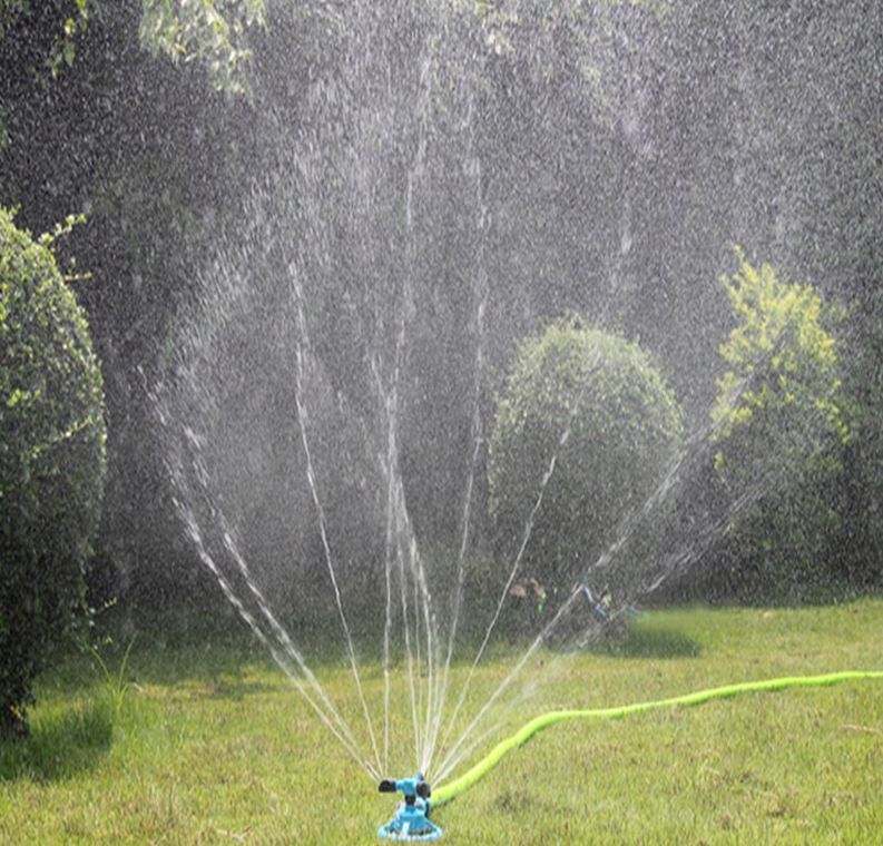 Volautomatische tuinsproeier, perfect voor moeiteloze gazonbewatering; essentieel tuingereedschap voor buitenleven.