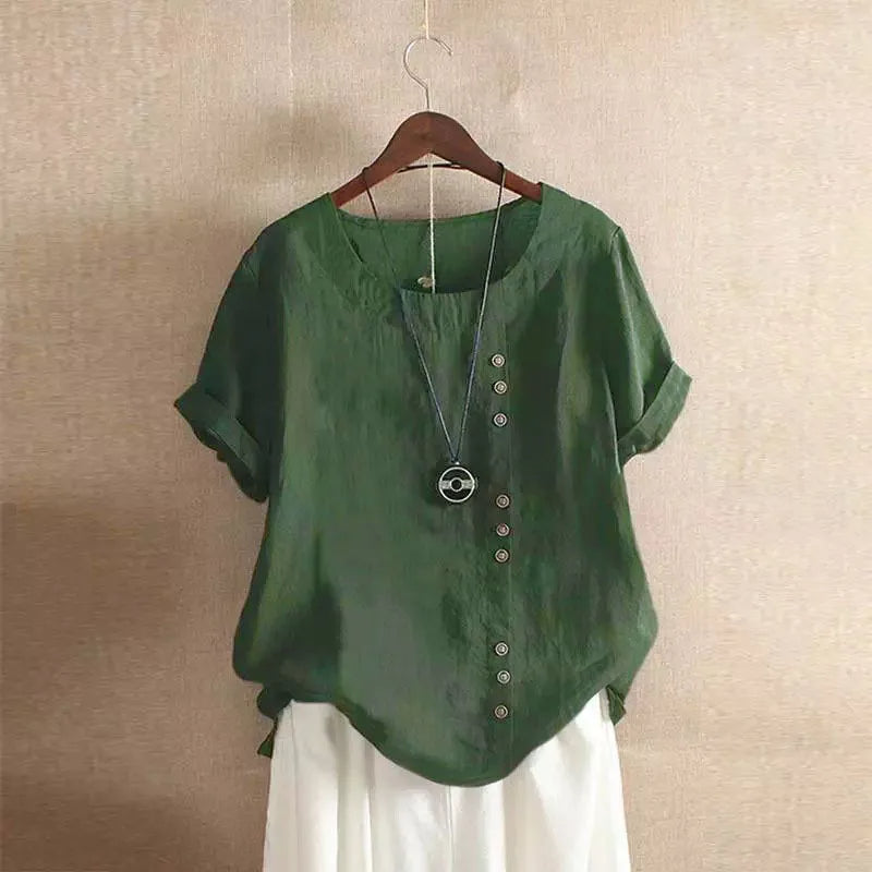 Comfortabele losse pasvorm damesblouse met korte mouwen, knoopdetails en Peter Pan kraag. Essentiële zomerkleding.