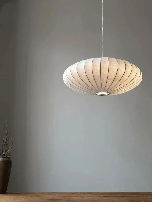 Sfeervolle zijden hanglamp met kristallen, de "SilkCrown", voor luxe verlichting en modern interieur.