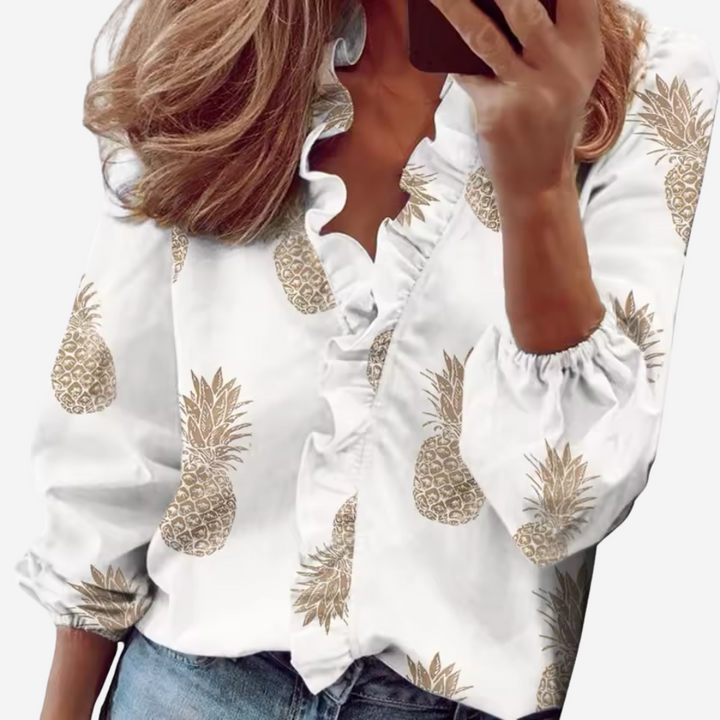 Trendy dames tops: Hoymans tuniek met V-hals, ruches en vlindermouwen, fris en modern.