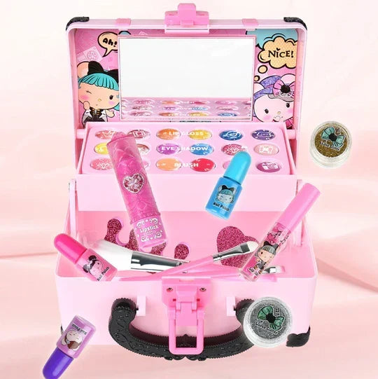 Vrolijk kind schminkt zichzelf met de veilige, afwasbare schminkset; ideaal voor fantasiespel en rollenspel.