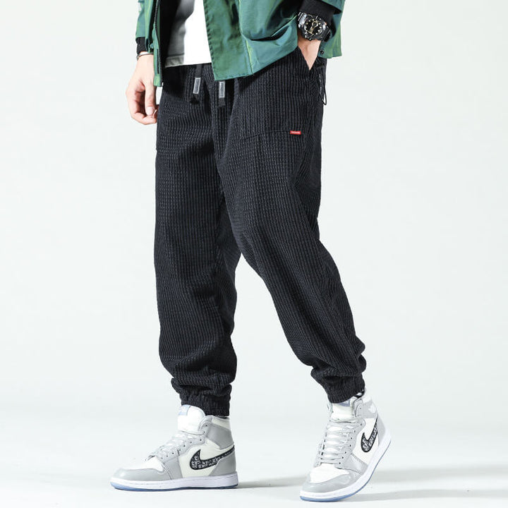 Grijze heren joggingbroek, comfortabel en casual, met relaxte pasvorm voor vrijetijd of sportieve activiteiten.