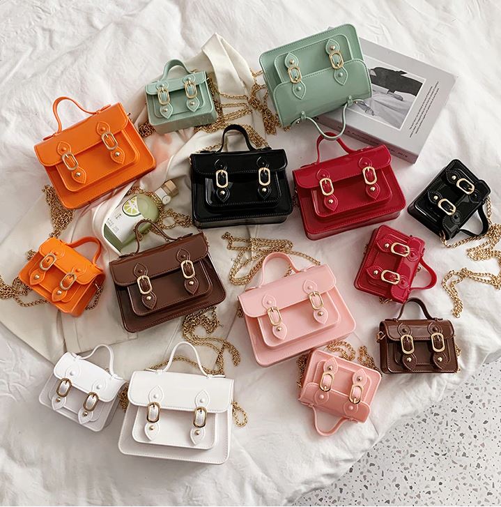 Elegante dames tas met unieke jelly textuur en trendy kettingriem.