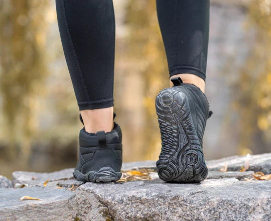 Zijaanzicht van de warmte-isolerende unisex orthopedische winterschoenen, ideaal voor outdooractiviteiten.