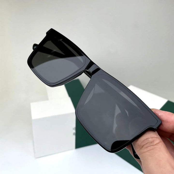 Luxe heren zonnebril, stijlvol vintage design met rechthoekig zwart montuur. Ideaal mode accessoire met UV-bescherming.