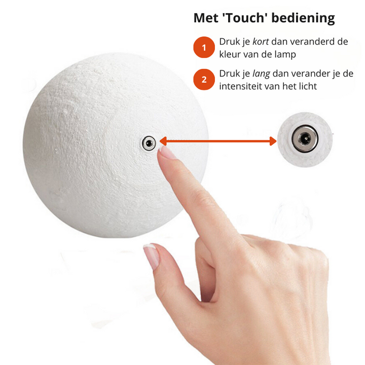 Stijlvolle LunaGlow maanlamp op tafel, LED decoratie die sfeer toevoegt aan studeerkamer of kantoor.