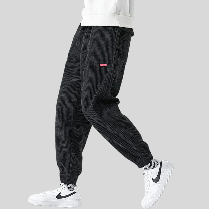 Comfortabele zwarte heren corduroy joggingbroek met wijde pijpen, perfect voor relaxte vrijetijd en een stijlvolle look.