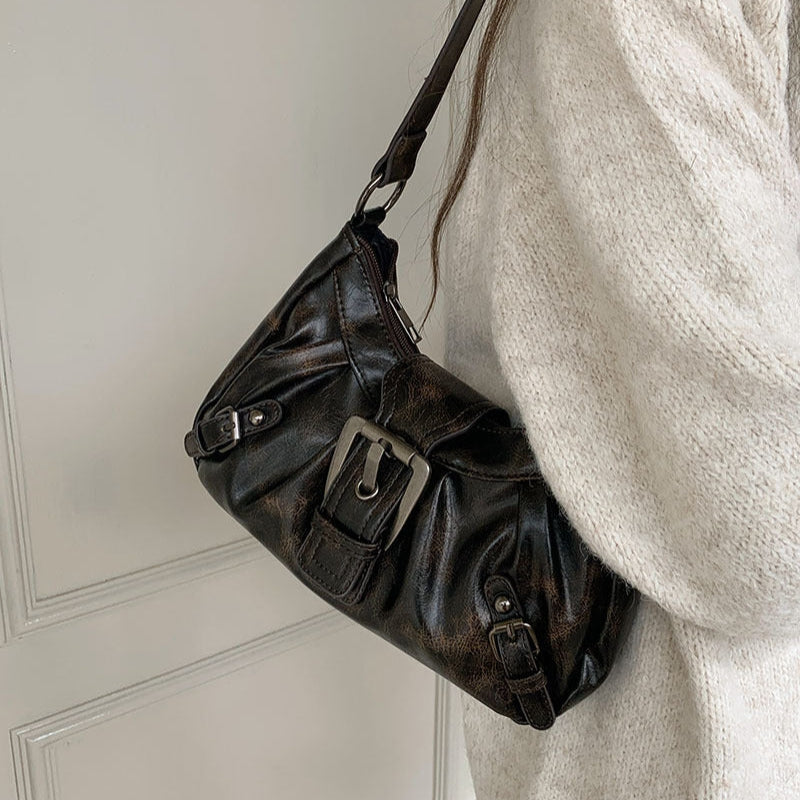 Moderne dames schoudertas met ruime capaciteit en een decoratieve, veilige gesp voor dagelijkse functionaliteit.
