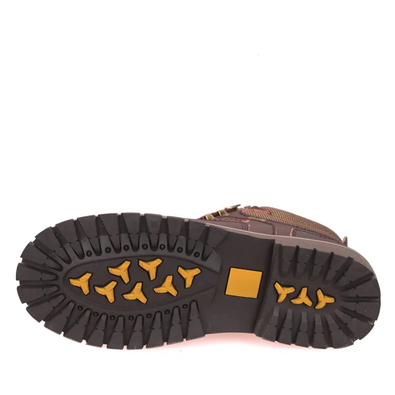 Man draagt casual heren retro wintersneakers, waterdicht en warm, tijdens een winterwandeling. Stijlvol comfort.