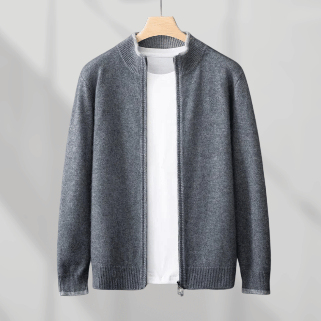 Man draagt comfortabel Laurent herenjack, veelzijdig zipjack voor een stijlvolle dagelijkse look.