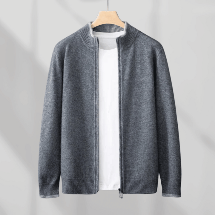 Man draagt comfortabel Laurent herenjack, veelzijdig zipjack voor een stijlvolle dagelijkse look.