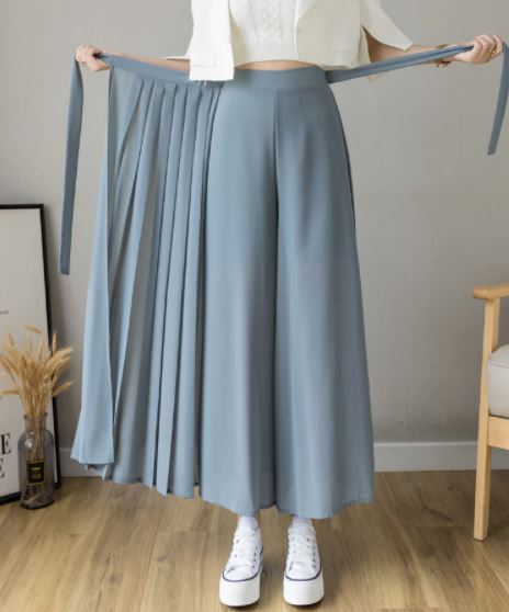Comfortabele damesbroek, geplooid met hoge taille en wijde pijpen; perfecte vrouwenkleding.
