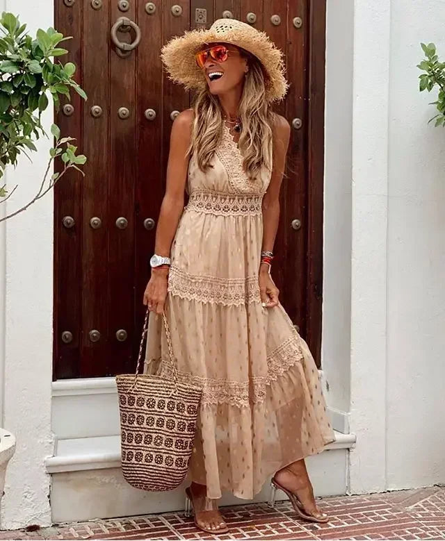 Luxe dames avondjurk mouwloos met delicate kanten inzetstukken, hoge taille en elegante v-hals.