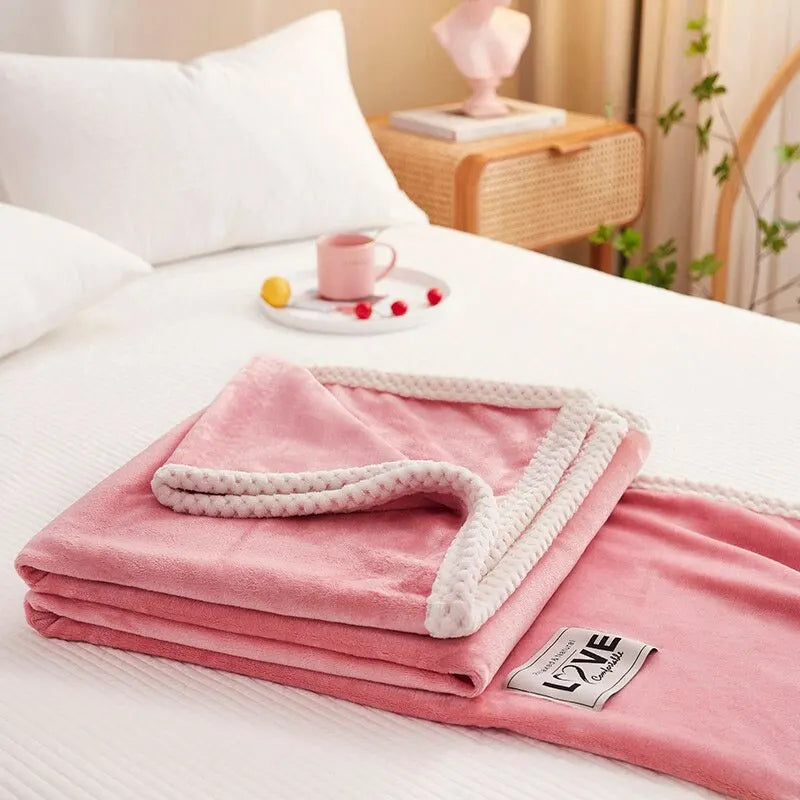 Luxe roze flanellen fleece deken, ideaal als warme slaapkamerdeken of comfortabele woondeken, zacht en stijlvol.