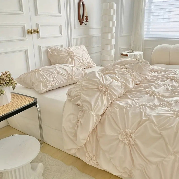 Luxe beige dekbedovertrekset met elegant pinch-pleat ontwerp, ideaal voor een stijlvolle slaapkamerinrichting.