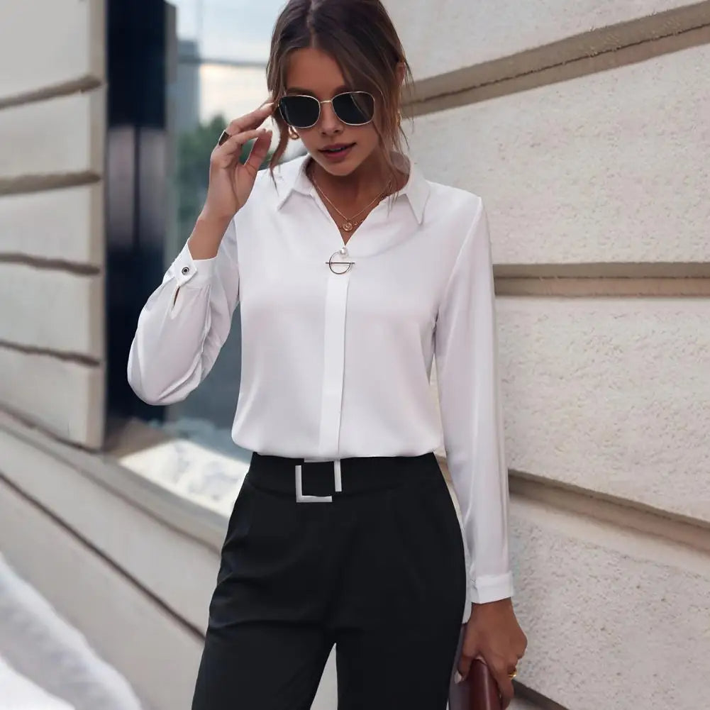 Stijlvolle dames blouse met klassieke kraag, ideaal voor zowel zakelijk als casual gebruik. Tijdloze mode.