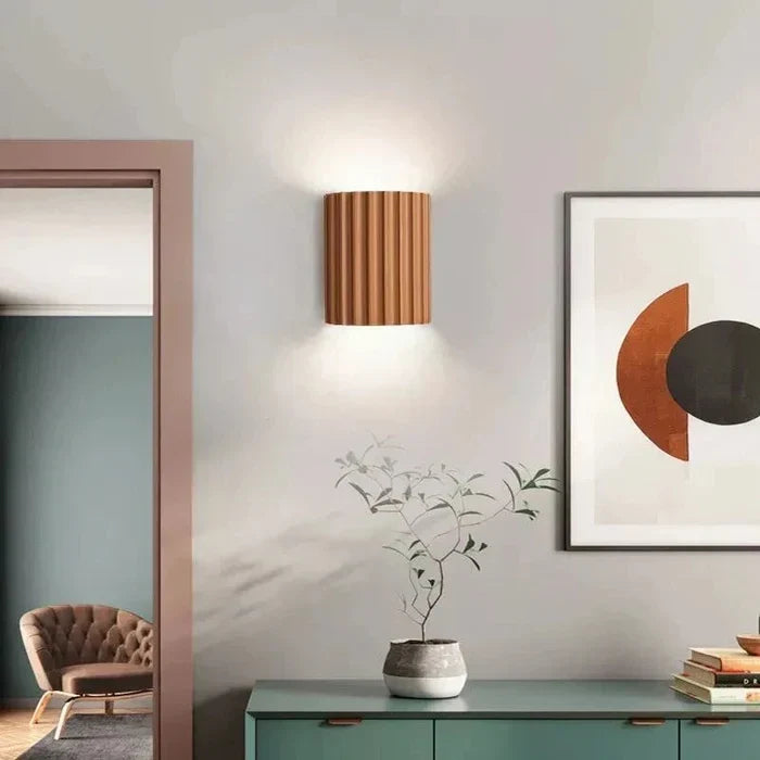 Elegante moderne wandlamp 'ArtisticWave' van hars, perfecte LED-verlichting voor hedendaags interieur.