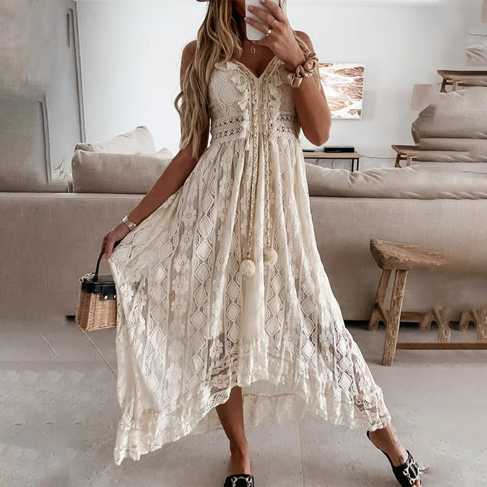 Beige boho damesjurk van kant met kwastjes, ideaal voor zomerse dagen, strand of casual gelegenheden.